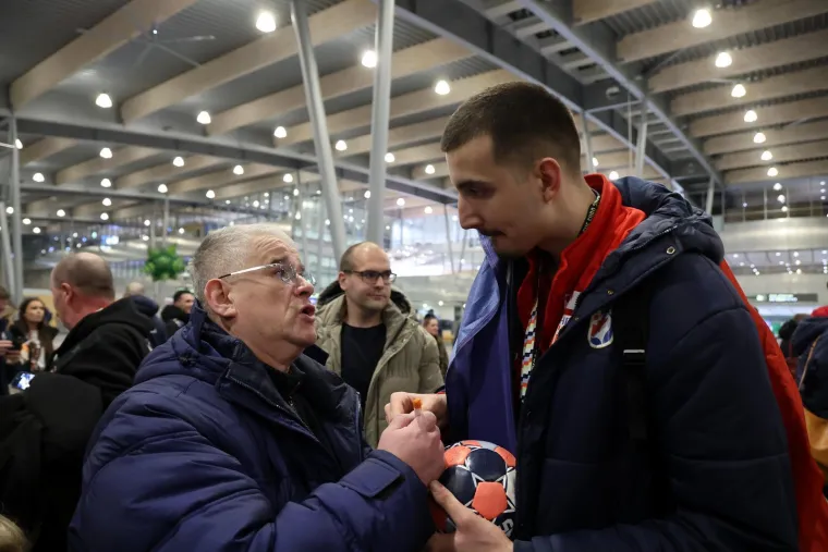 Brončani rukometa&scaron;i kao rock zvijezde: Pogledajte &scaron;to se događalo prije polaska za Hrvatsku