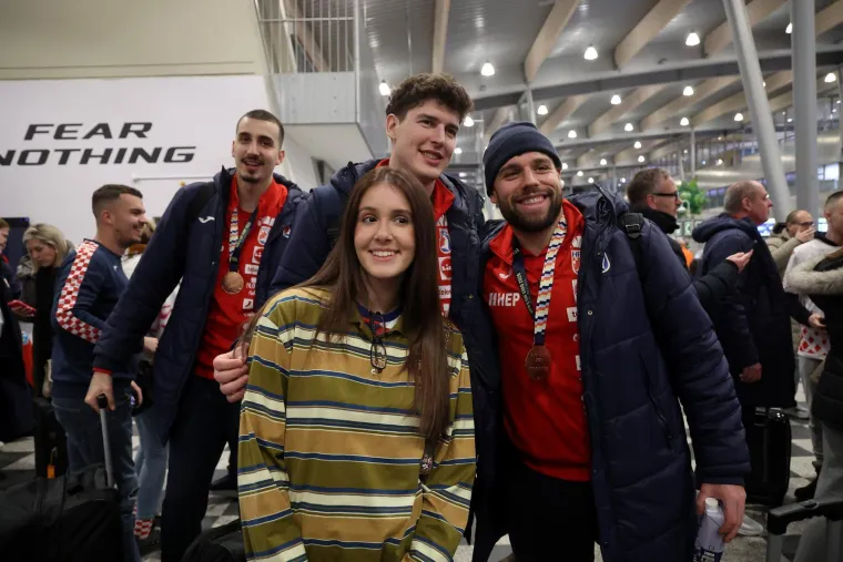 Brončani rukometa&scaron;i kao rock zvijezde: Pogledajte &scaron;to se događalo prije polaska za Hrvatsku