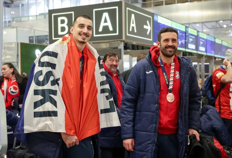 Brončani rukometa&scaron;i kao rock zvijezde: Pogledajte &scaron;to se događalo prije polaska za Hrvatsku