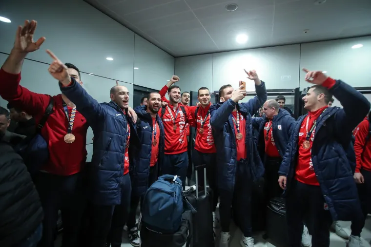 Toma&scaron;ević kao nekad Mamić, zastave HOS-a i puno pjesme: Ovako su navijači dočekali rukometa&scaron;e