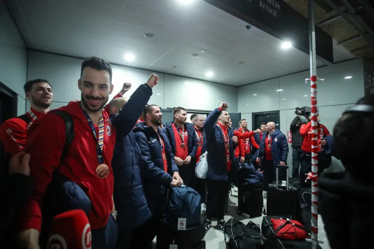 Toma&scaron;ević kao nekad Mamić, zastave HOS-a i puno pjesme: Ovako su navijači dočekali rukometa&scaron;e