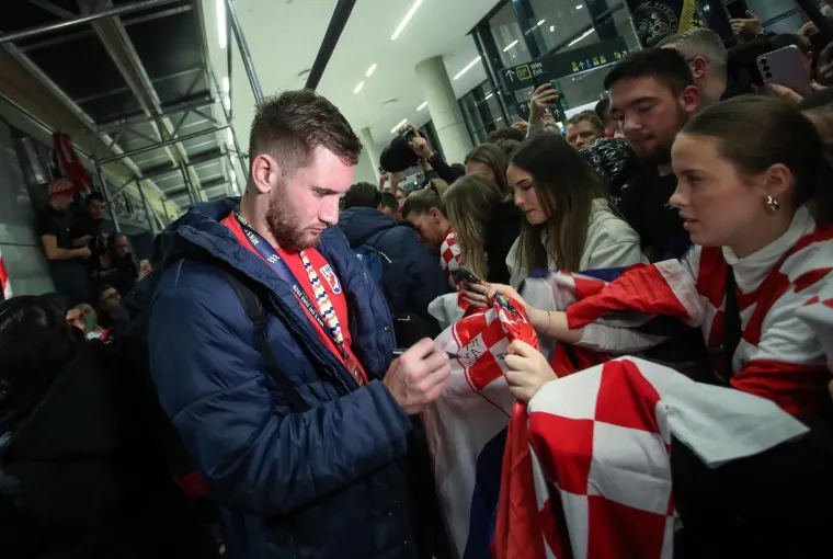 Toma&scaron;ević kao nekad Mamić, zastave HOS-a i puno pjesme: Ovako su navijači dočekali rukometa&scaron;e