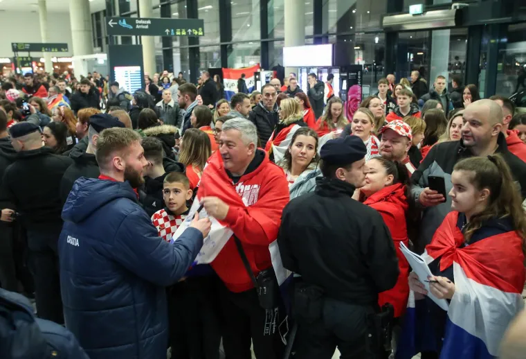Toma&scaron;ević kao nekad Mamić, zastave HOS-a i puno pjesme: Ovako su navijači dočekali rukometa&scaron;e