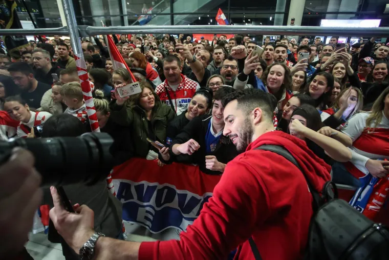 Toma&scaron;ević kao nekad Mamić, zastave HOS-a i puno pjesme: Ovako su navijači dočekali rukometa&scaron;e