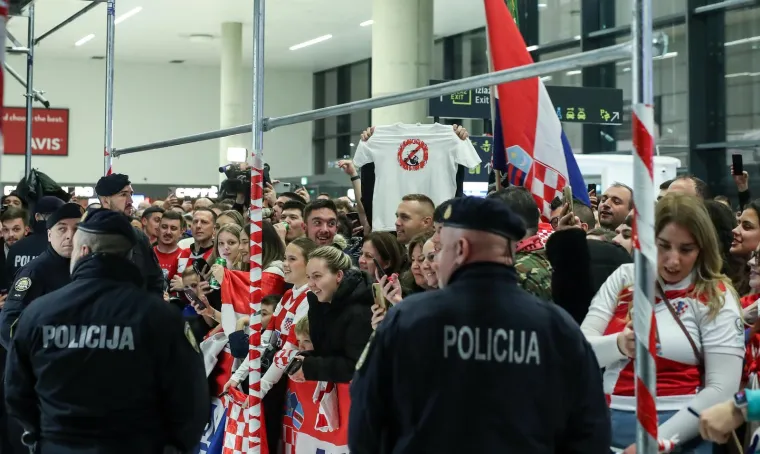 Toma&scaron;ević kao nekad Mamić, zastave HOS-a i puno pjesme: Ovako su navijači dočekali rukometa&scaron;e