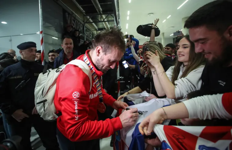 Toma&scaron;ević kao nekad Mamić, zastave HOS-a i puno pjesme: Ovako su navijači dočekali rukometa&scaron;e