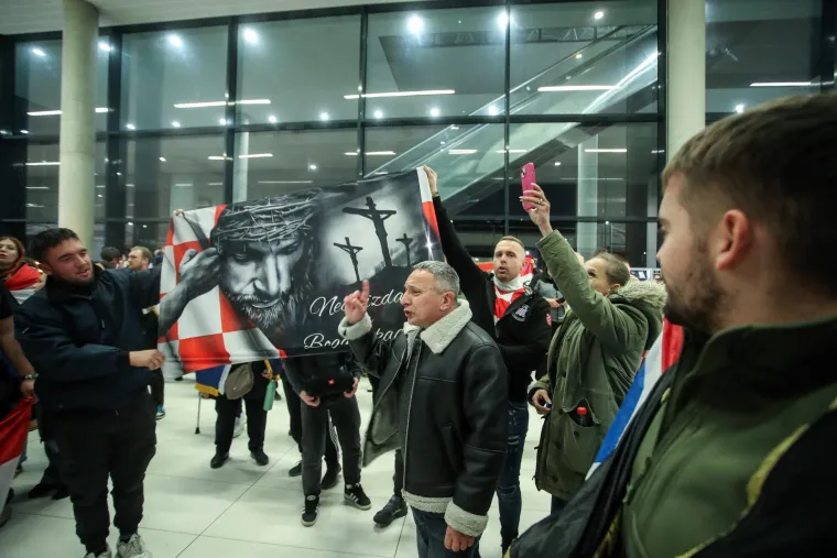 Toma&scaron;ević kao nekad Mamić, zastave HOS-a i puno pjesme: Ovako su navijači dočekali rukometa&scaron;e