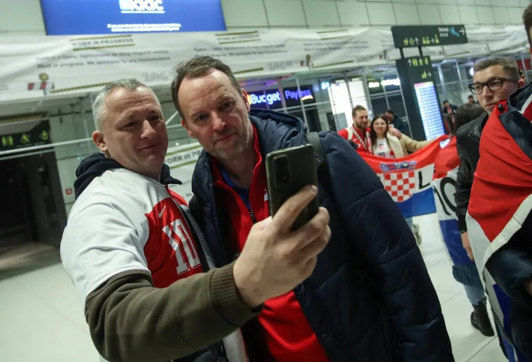 Toma&scaron;ević kao nekad Mamić, zastave HOS-a i puno pjesme: Ovako su navijači dočekali rukometa&scaron;e