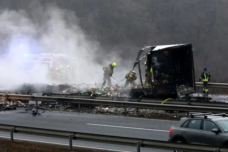 Lančani sudar tri kamiona, od jednog ostao samo kostur: Uznemirujući prizori iz susjedstva