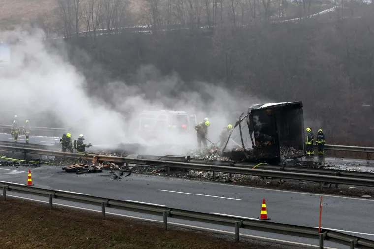 Lančani sudar tri kamiona, od jednog ostao samo kostur: Uznemirujući prizori iz susjedstva