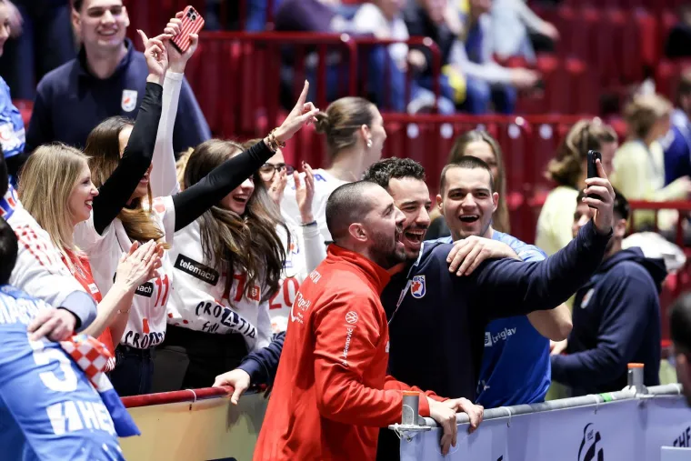 Zbog njih su tribine gorjele: Pogledajte kako su bolje polovice bodrile na&scaron;e brončane heroje