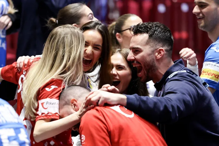 Zbog njih su tribine gorjele: Pogledajte kako su bolje polovice bodrile na&scaron;e brončane heroje