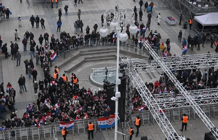 Evo kakva je bila atmosfera na dočeku rukometa&scaron;a: Pjesme, baklje i HOS-ove zastave