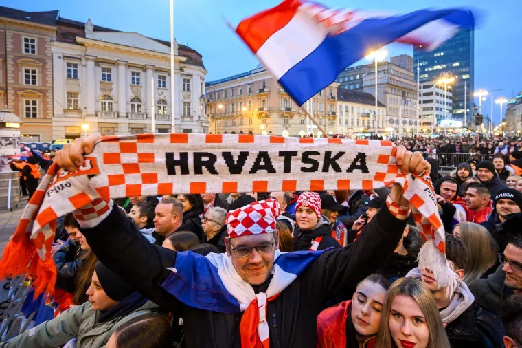 Evo kakva je bila atmosfera na dočeku rukometa&scaron;a: Pjesme, baklje i HOS-ove zastave
