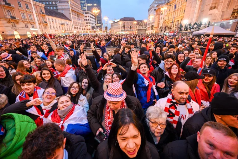 Evo kakva je bila atmosfera na dočeku rukometa&scaron;a: Pjesme, baklje i HOS-ove zastave