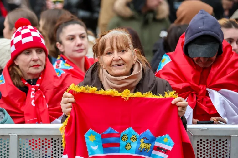 Evo kakva je bila atmosfera na dočeku rukometa&scaron;a: Pjesme, baklje i HOS-ove zastave