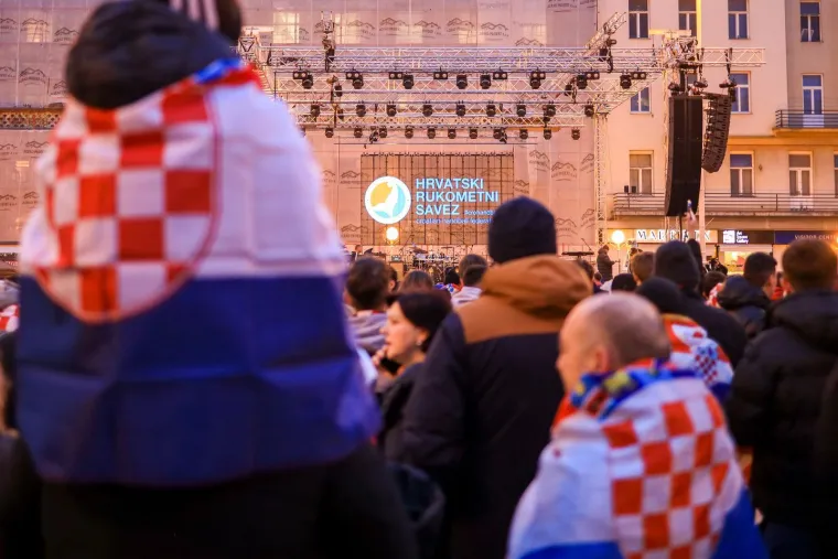 Evo kakva je bila atmosfera na dočeku rukometa&scaron;a: Pjesme, baklje i HOS-ove zastave