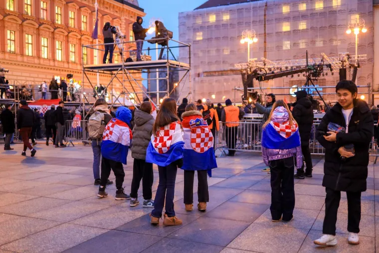 Evo kakva je bila atmosfera na dočeku rukometa&scaron;a: Pjesme, baklje i HOS-ove zastave