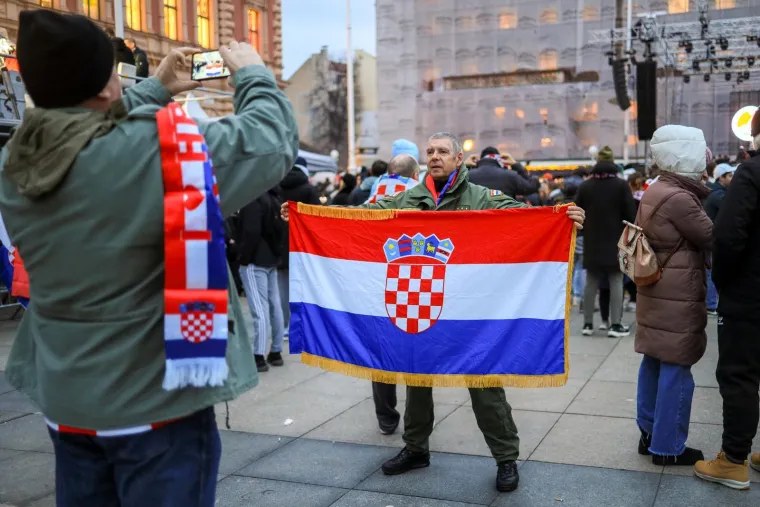 Evo kakva je bila atmosfera na dočeku rukometa&scaron;a: Pjesme, baklje i HOS-ove zastave