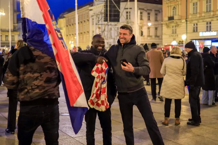 Evo kakva je bila atmosfera na dočeku rukometa&scaron;a: Pjesme, baklje i HOS-ove zastave