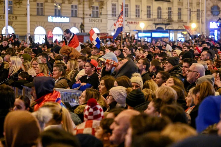 Evo kakva je bila atmosfera na dočeku rukometa&scaron;a: Pjesme, baklje i HOS-ove zastave
