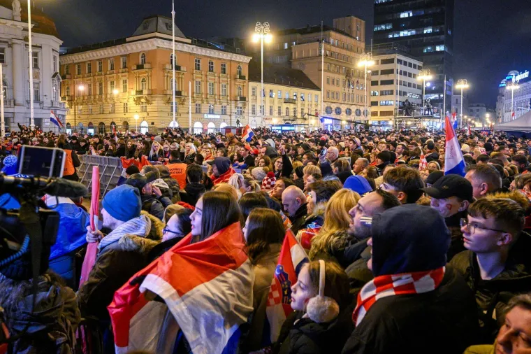 Evo kakva je bila atmosfera na dočeku rukometa&scaron;a: Pjesme, baklje i HOS-ove zastave