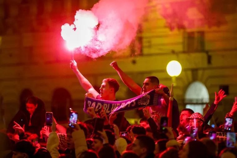 Evo kakva je bila atmosfera na dočeku rukometa&scaron;a: Pjesme, baklje i HOS-ove zastave