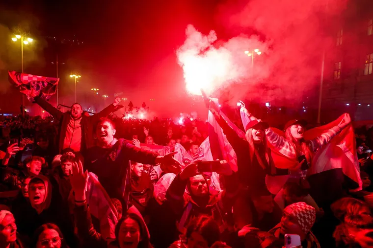 Evo kakva je bila atmosfera na dočeku rukometa&scaron;a: Pjesme, baklje i HOS-ove zastave
