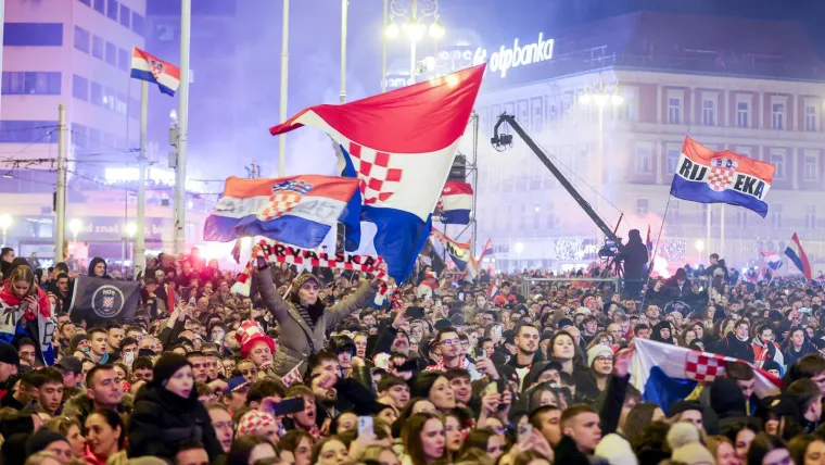 Evo kakva je bila atmosfera na dočeku rukometa&scaron;a: Pjesme, baklje i HOS-ove zastave