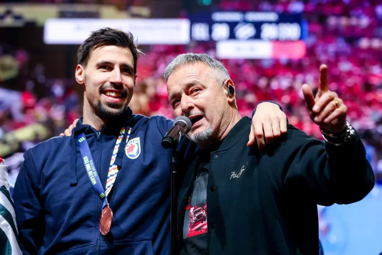 Evo kakva je bila atmosfera na dočeku rukometa&scaron;a: Pjesme, baklje i HOS-ove zastave