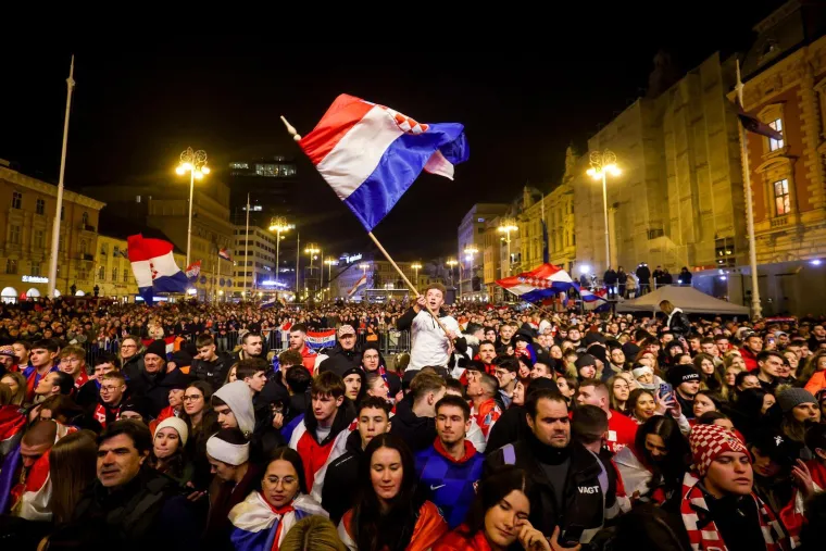 Evo kakva je bila atmosfera na dočeku rukometa&scaron;a: Pjesme, baklje i HOS-ove zastave