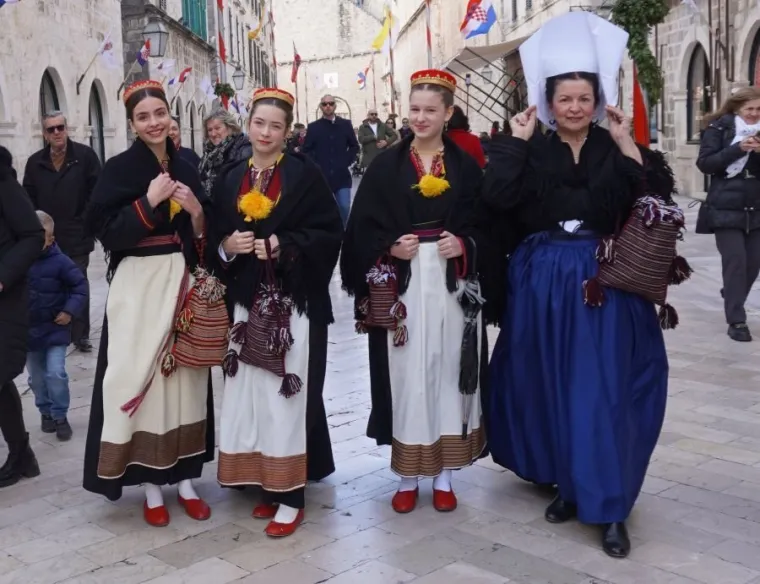 Zgodne djevojke ukrale su svu pažnju: Ovo su najljep&scaron;a izdanja s dubrovačke Feste