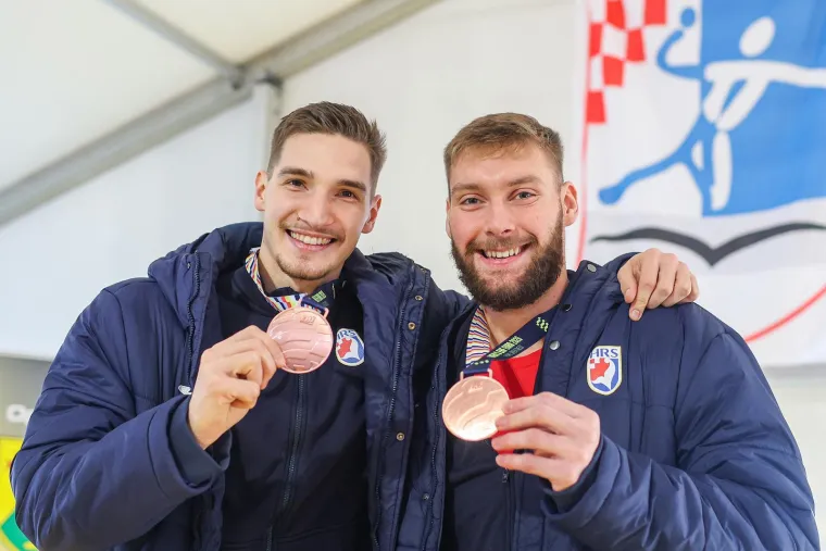 Pogledajte kako su u svom mjestu dočekani brončani vratar i pivot koji je odu&scaron;evio Europu