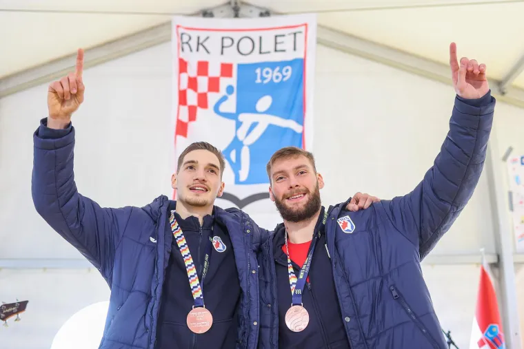 Pogledajte kako su u svom mjestu dočekani brončani vratar i pivot koji je odu&scaron;evio Europu