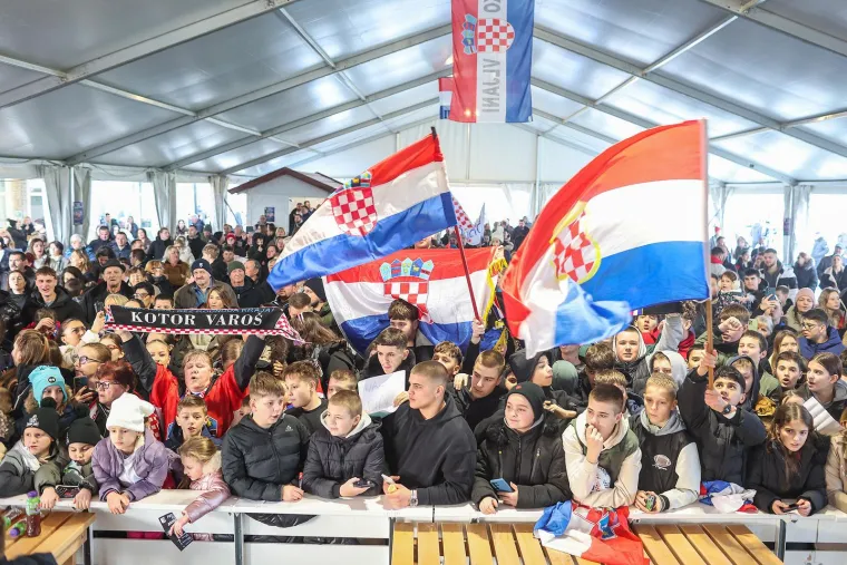 Pogledajte kako su u svom mjestu dočekani brončani vratar i pivot koji je odu&scaron;evio Europu