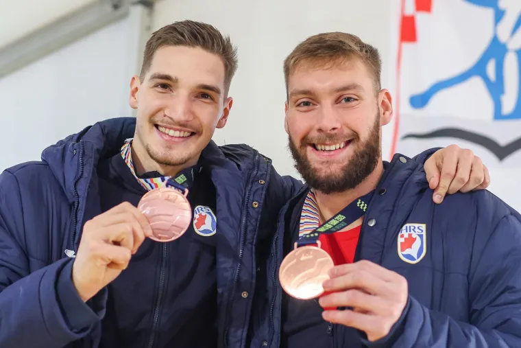 Pogledajte kako su u svom mjestu dočekani brončani vratar i pivot koji je odu&scaron;evio Europu
