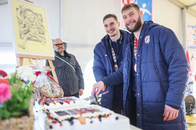 Pogledajte kako su u svom mjestu dočekani brončani vratar i pivot koji je odu&scaron;evio Europu