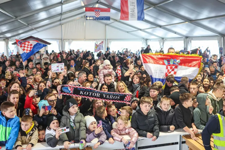 Pogledajte kako su u svom mjestu dočekani brončani vratar i pivot koji je odu&scaron;evio Europu