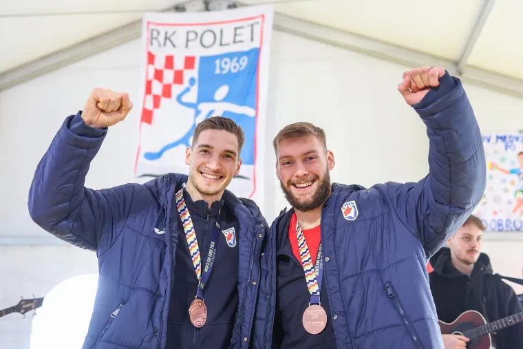 Pogledajte kako su u svom mjestu dočekani brončani vratar i pivot koji je odu&scaron;evio Europu
