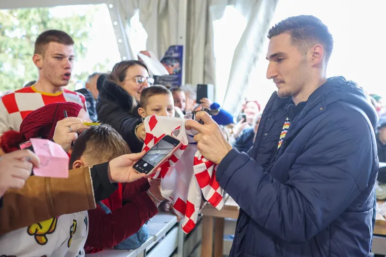 Pogledajte kako su u svom mjestu dočekani brončani vratar i pivot koji je odu&scaron;evio Europu