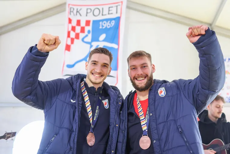 Pogledajte kako su u svom mjestu dočekani brončani vratar i pivot koji je odu&scaron;evio Europu