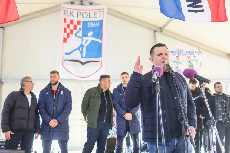 Pogledajte kako su u svom mjestu dočekani brončani vratar i pivot koji je odu&scaron;evio Europu