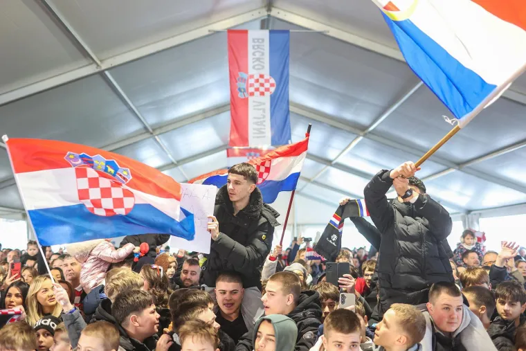 Pogledajte kako su u svom mjestu dočekani brončani vratar i pivot koji je odu&scaron;evio Europu