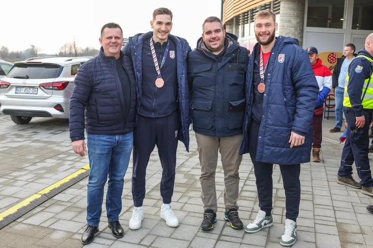 Pogledajte kako su u svom mjestu dočekani brončani vratar i pivot koji je odu&scaron;evio Europu