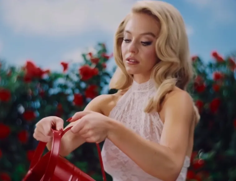 Pogledajte kako je Sydney Sweeney zapalila dru&scaron;tvene mreže u čipkastom donjem rublju među ružama