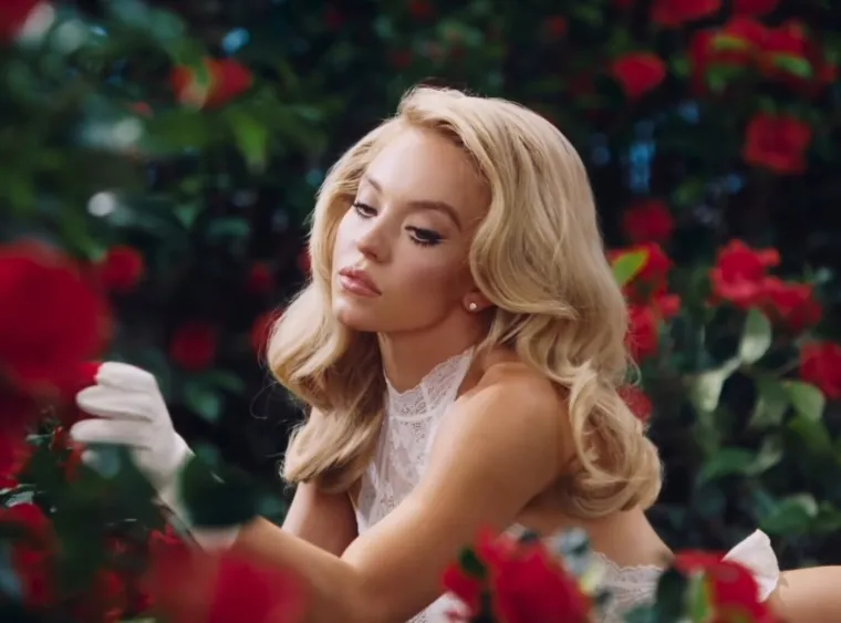 Pogledajte kako je Sydney Sweeney zapalila dru&scaron;tvene mreže u čipkastom donjem rublju među ružama