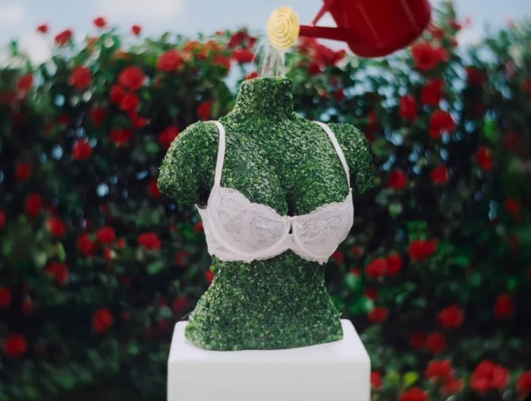 Pogledajte kako je Sydney Sweeney zapalila dru&scaron;tvene mreže u čipkastom donjem rublju među ružama