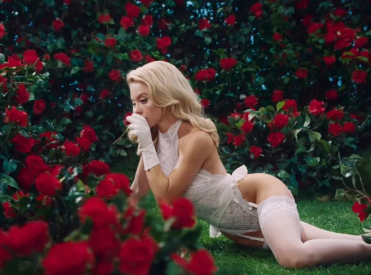 Pogledajte kako je Sydney Sweeney zapalila dru&scaron;tvene mreže u čipkastom donjem rublju među ružama