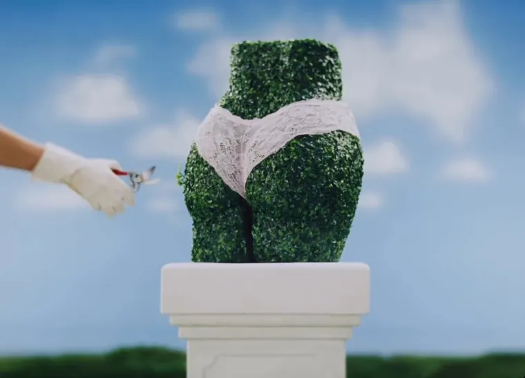 Pogledajte kako je Sydney Sweeney zapalila dru&scaron;tvene mreže u čipkastom donjem rublju među ružama