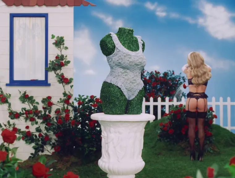 Pogledajte kako je Sydney Sweeney zapalila dru&scaron;tvene mreže u čipkastom donjem rublju među ružama